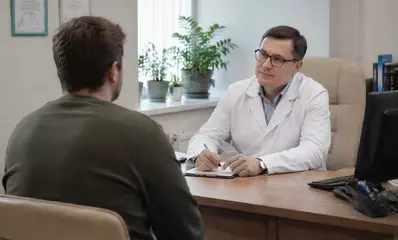 врач и пациент обсуждают лечение наркомании