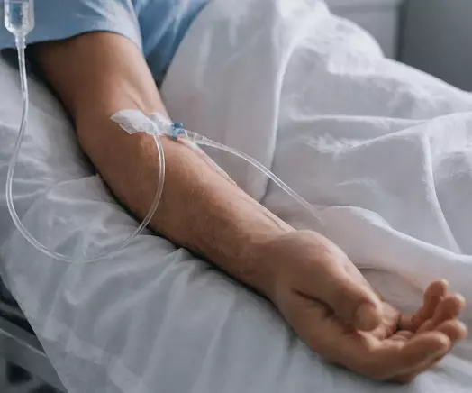 рука пациента проходящего лечение алкоголизма в стационаре